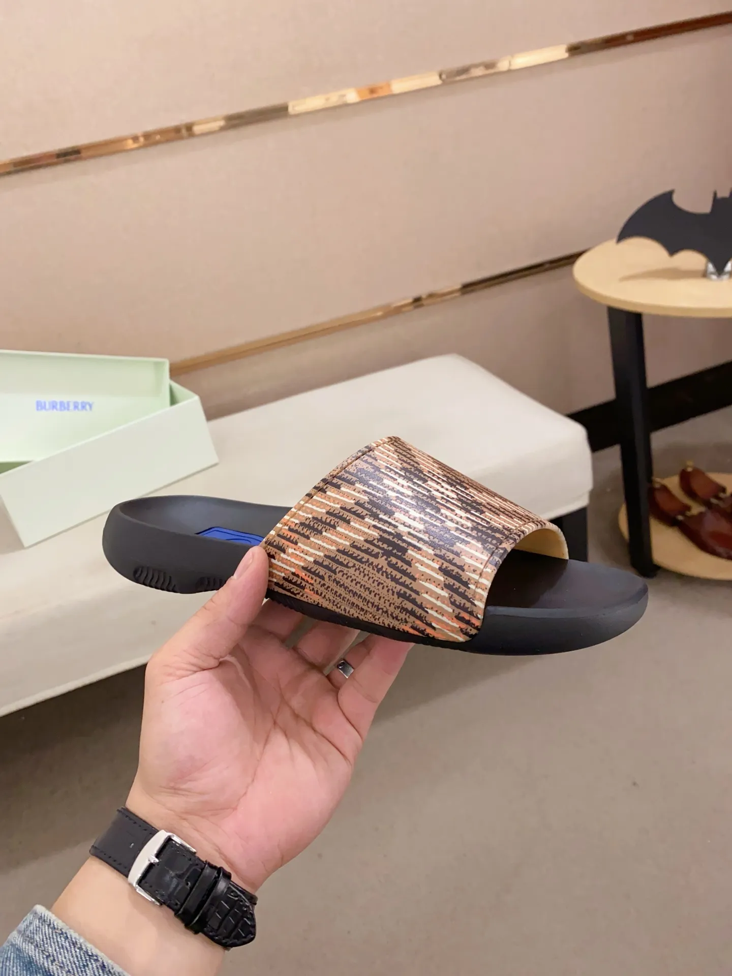 Men's shoes 💰: 320💰 [Burberry slippers] High-end men's shoes brand official website 1:1 latest masterpiece: original mold customization, the fabric is made of imported original rubber material, upgraded outsole, lighter and non-slip. The market's top quality, simple yet tasteful, a must-have for fashionistas, fashionable at your feet, full of confidence, the same style at the counter 👍The season of summer slippers is here. Code: 39-46